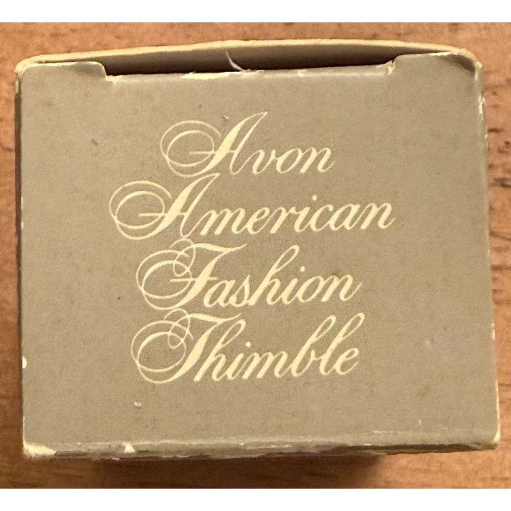 Avon 1984 American Fashion‎ Silhouettes Thimble Circa 1942 Original Box & Pouch